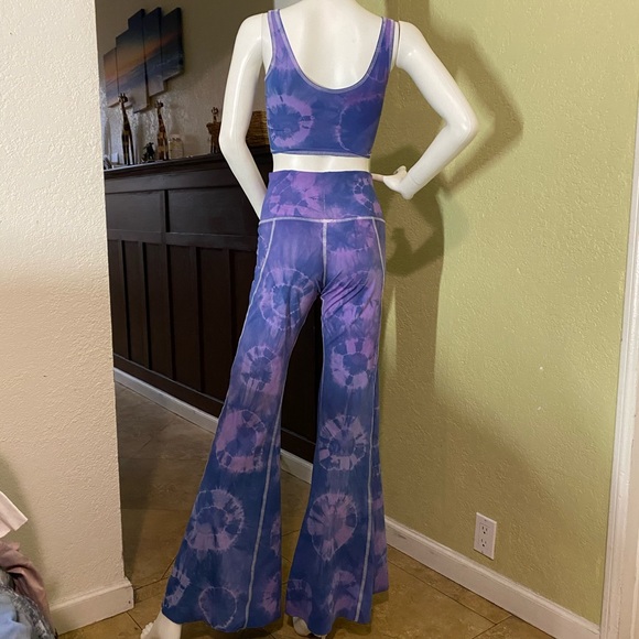 Set 2 pieces bell bottom one of the tops. - Picture 6 of 12